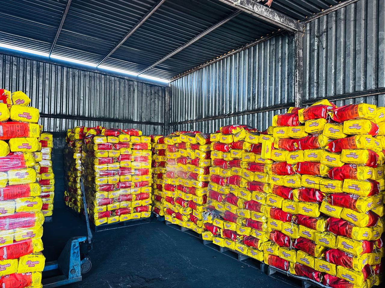 Bodega de la comercializadora con tarimas de carbon vegetal